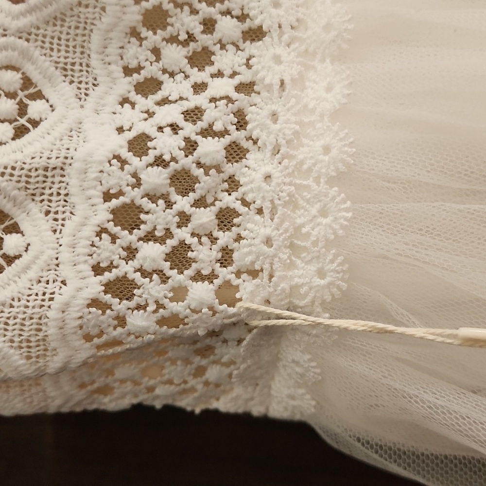 White Lace V-Neck Tulle Dress - Picture 11 of 12